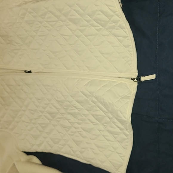 Cream colored zip closure medium sweater with faux fur collar - Picture 5 of 10